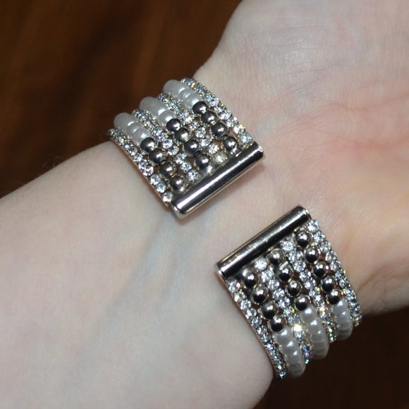 Glitzy Bling Pearl Like Bracelet - Picture 3 of 4